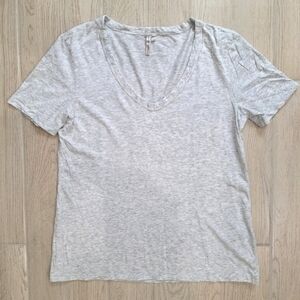 Banana Republic heathered grey V-neck short-sleeved signature t-shirt - small